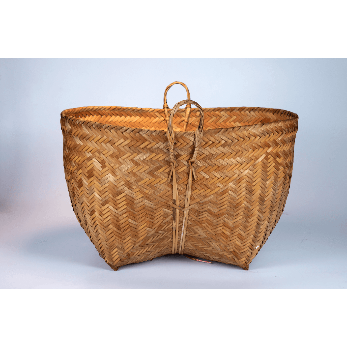 บุงตีบ — กระบุงปากอ่อน ไม่มีไม้ขอบ เก็บตอกในตัว ก้นสี่มุม หูหวายถักสองหูโยงอ้อมก้น ผูกท้ายจักรยานหรือหาบคู่