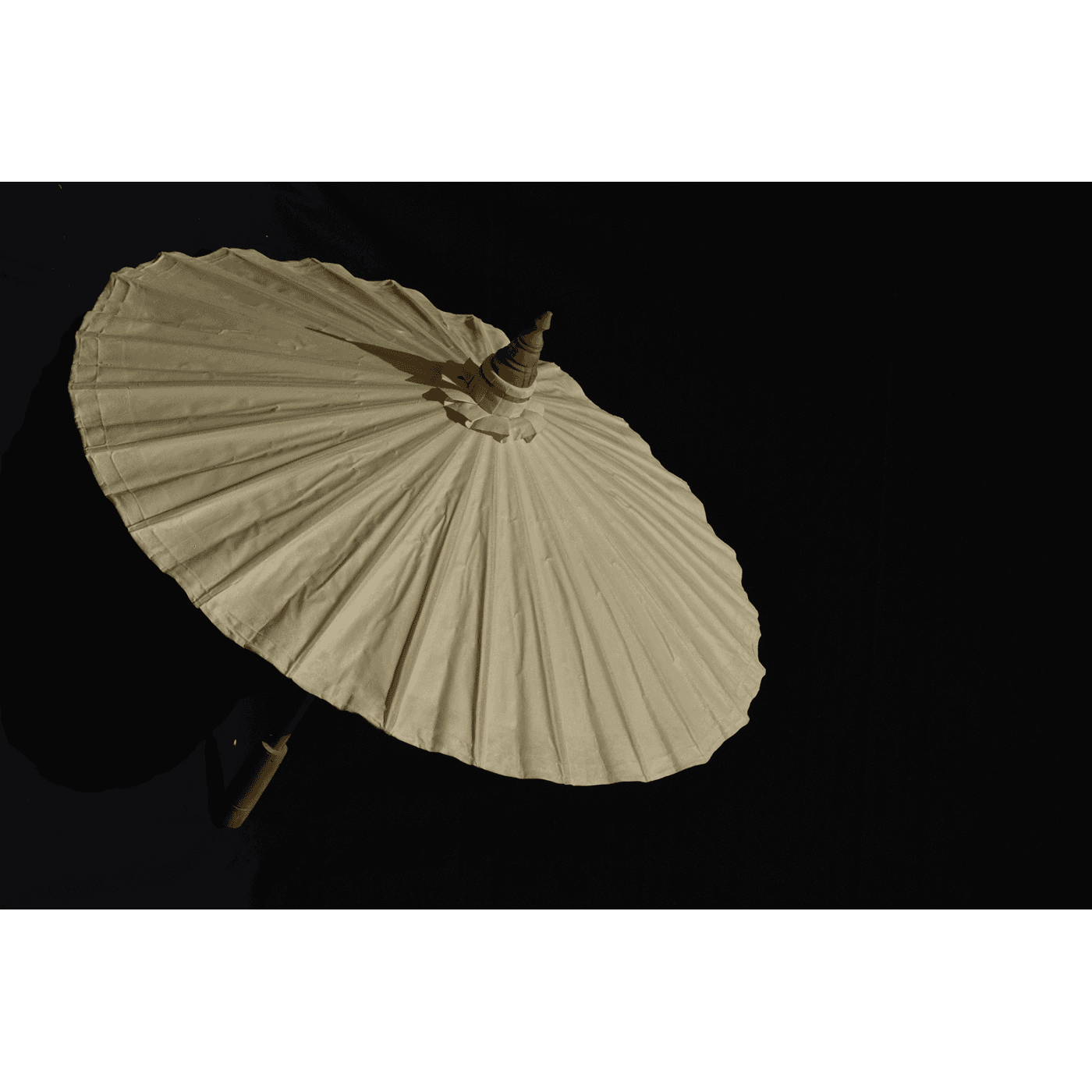 Chong (guarda-chuva de papel de Bo Sang) — armação de bambu bong khai, coroa de madeira torneada, varetas cosidas com linha de algodão, papel sa colado com arroz glutinoso e seiva de matap-tong, untado com óleo de ma phok