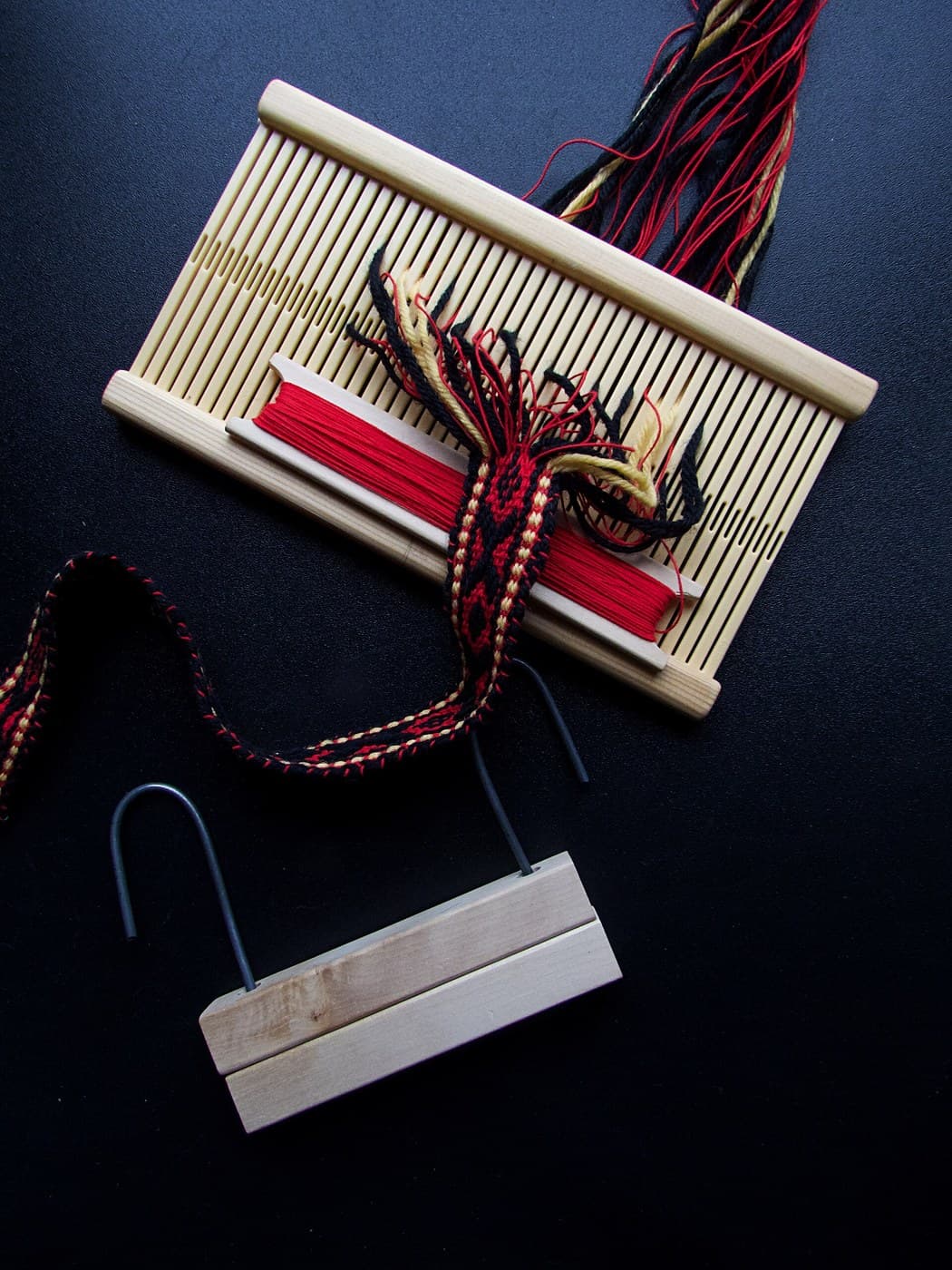 Rigid Heddle Loom: a Beech Frame, Two Rollers and a Slotted Heddle