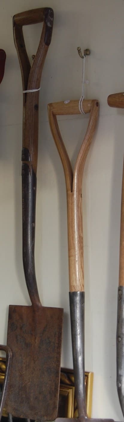 Spade: Flat Steel Blade with Treads, on an Ash D-Grip Handle