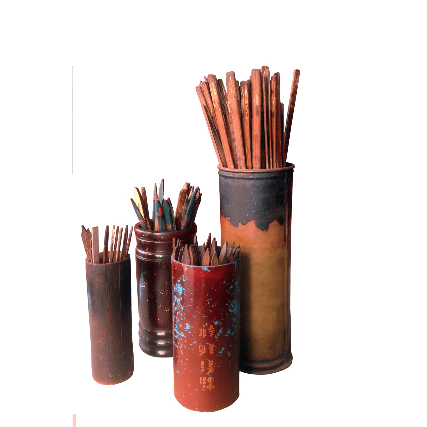 Tiu (palitos tailandeses da sorte siam si) — tiras de bambu de 1 × 15-20 cm, pintadas e numeradas, guardadas num cilindro siam si