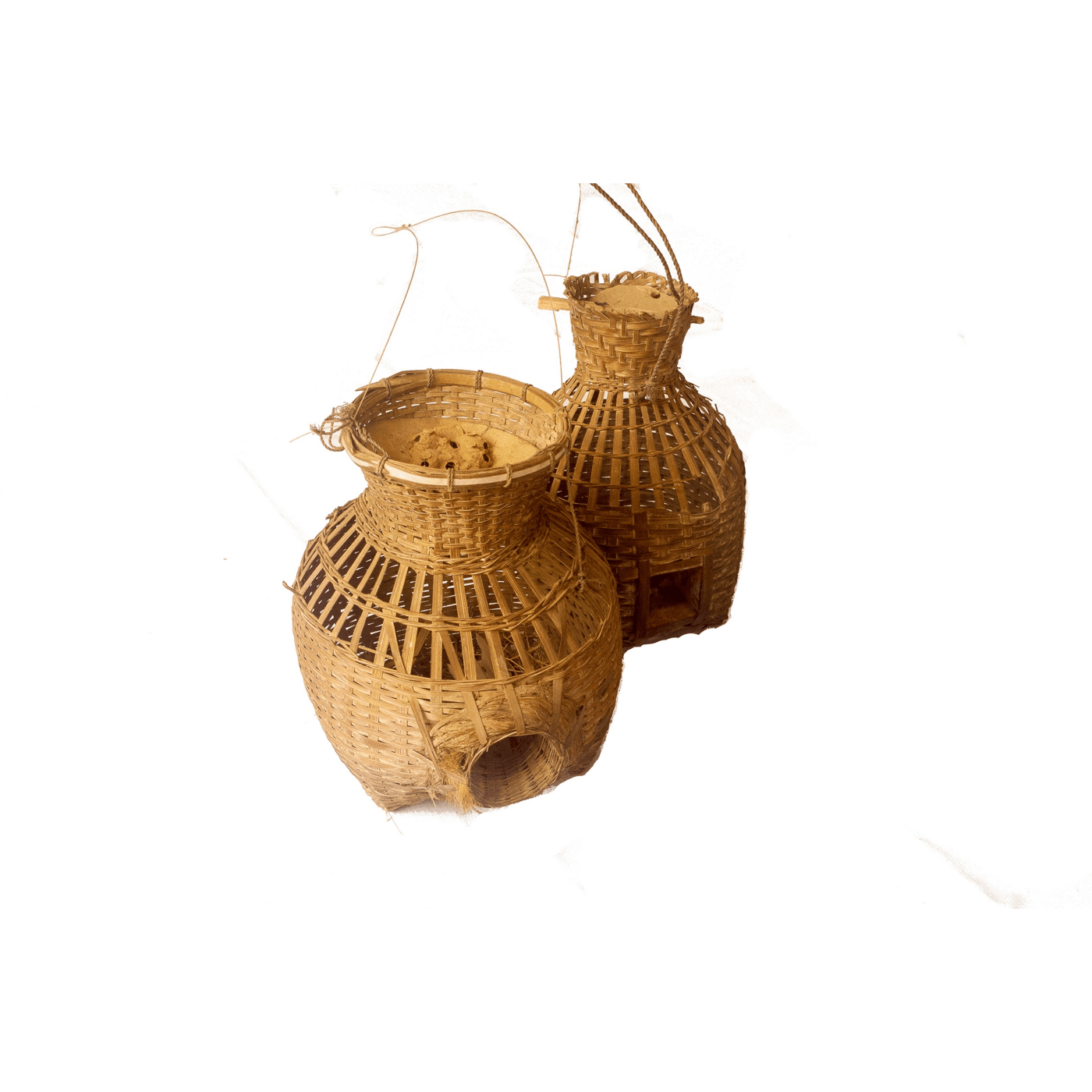 Tum Kop (armadilha de pote para rãs de Isan) — um pote de bambu trançado, fundo de 12 × 12 cm, funil lateral atado com fibra de coco, tampa de casca de coco, ou uma porta com aba de folha de flandres; apanha rãs vivas à noite