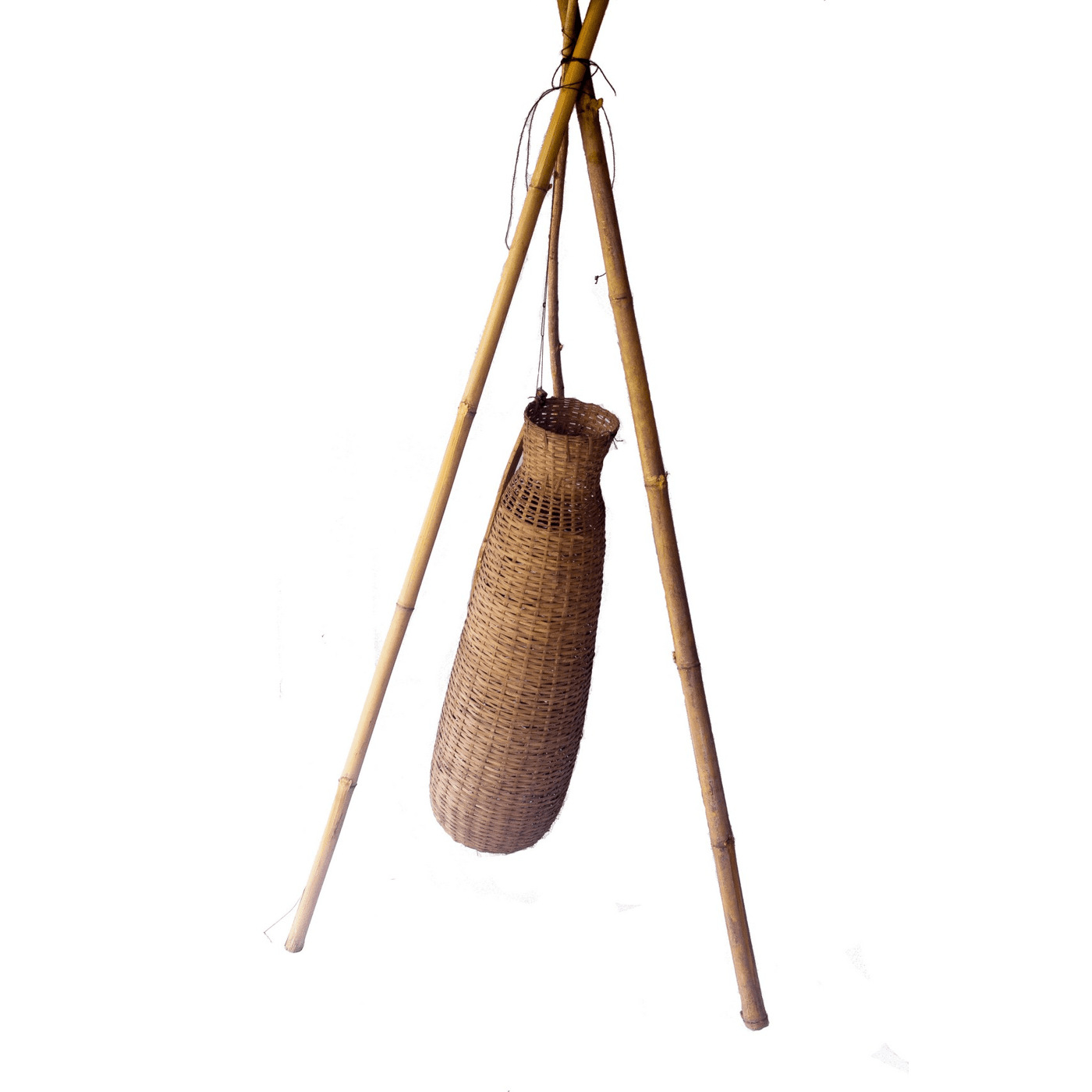 Tum Pla Sio (armadilha para rasboras de Isan) — uma garrafa de bambu trançado, corpo de cerca de 65 cm até ao ombro, funil no fundo, tampa de casca de coco, espinha de bambu, isca de formigas-vermelhas