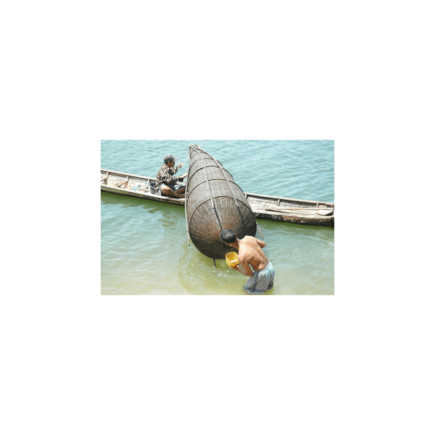 Tum Pla Yon (armadilha do rio Mun) — uma armadilha de bambu em tafetá com até 8 m de comprimento, funil de fundo de 6 polegadas, armada na vertical em estacas de bambu de 15 m no rio Mun