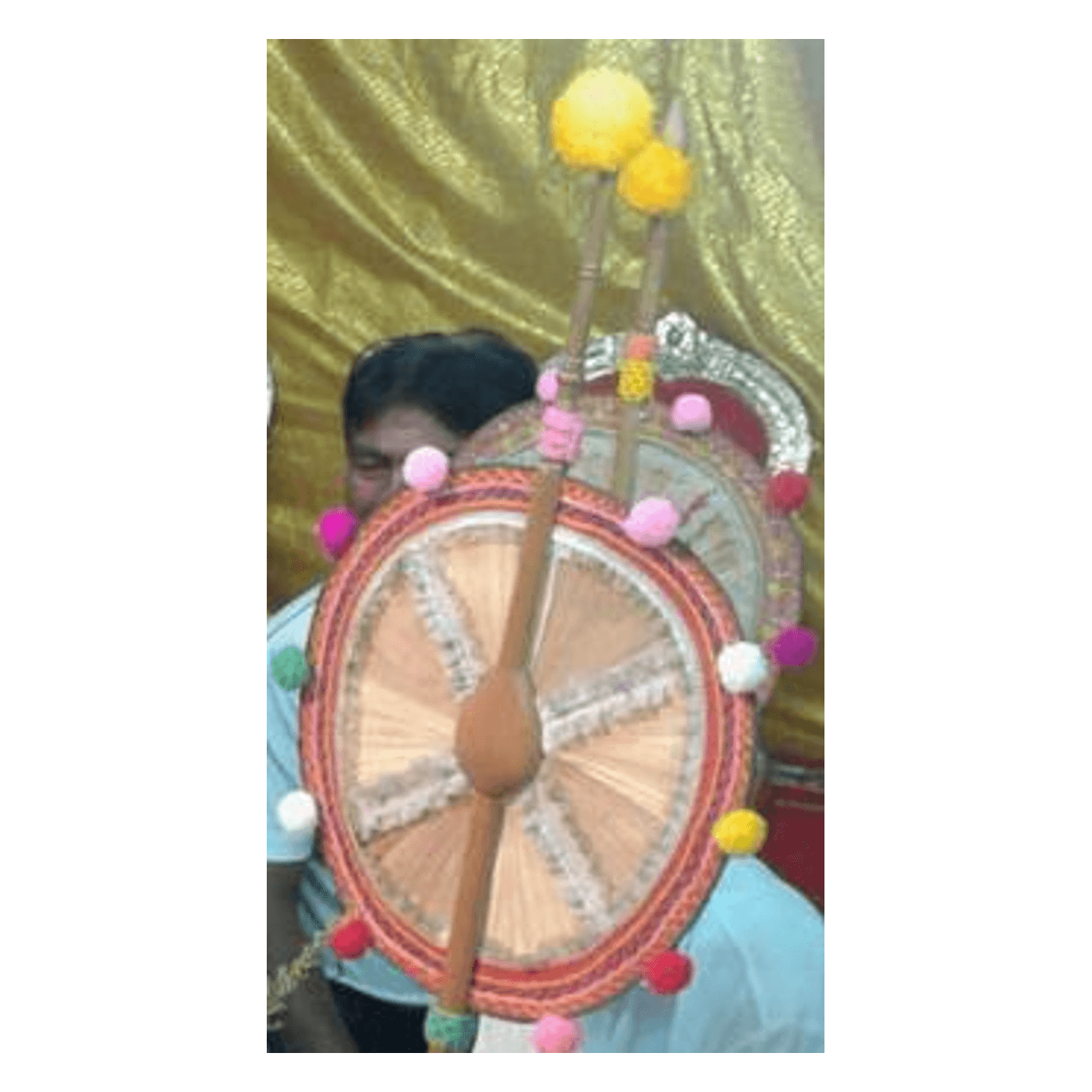 ตาลปัตร (ตะละปัด) — พัดใบลานกว้าง 30 ซม. เรียงซ้อนเย็บตรึง เคลือบแล็กเกอร์ ด้ามไม้กลึง 90 ซม. หนีบปลาย