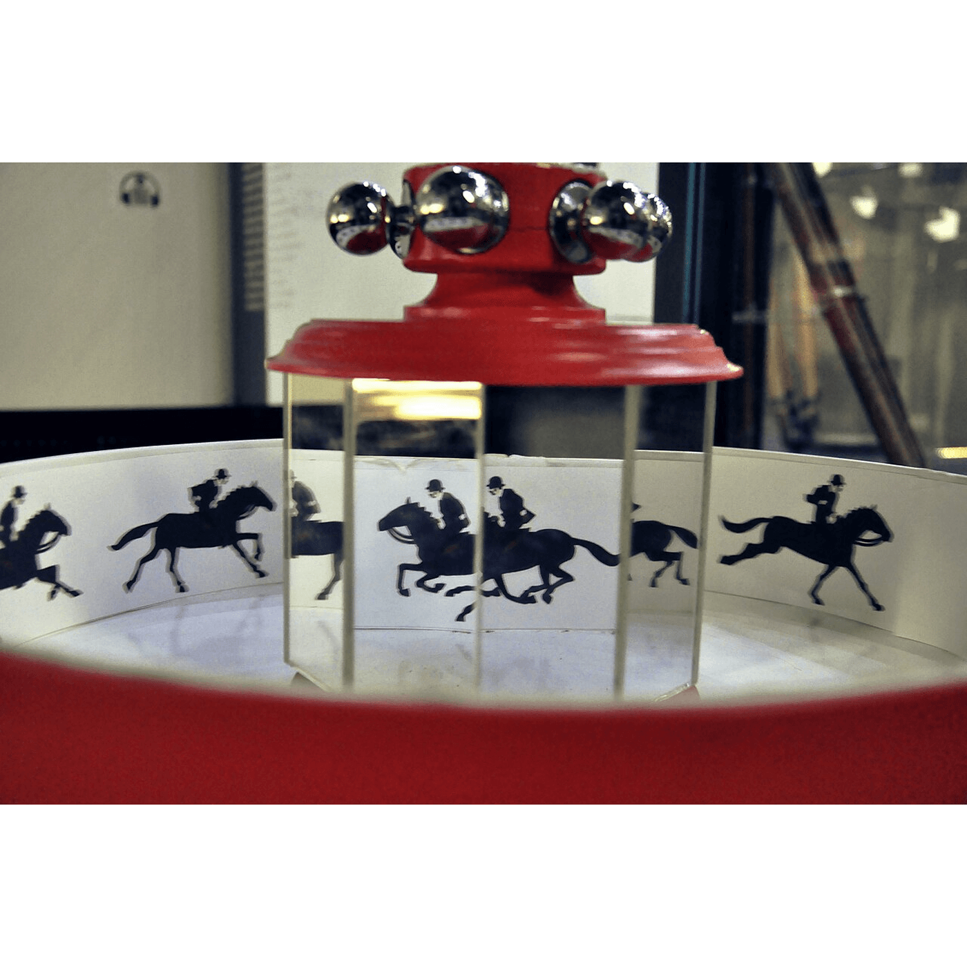 The Praxinoscope: Moving Pictures in a Ring of Mirrors