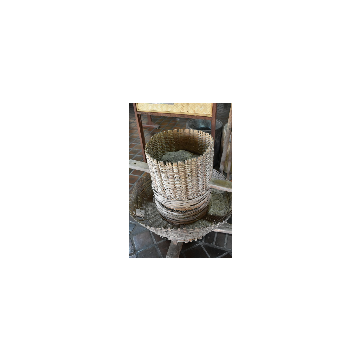 เครื่องสีข้าว (khrueang si khao) — верхня частина з плетеного бамбука, набита глиною, обертається на нижній і лущить рис до бурого