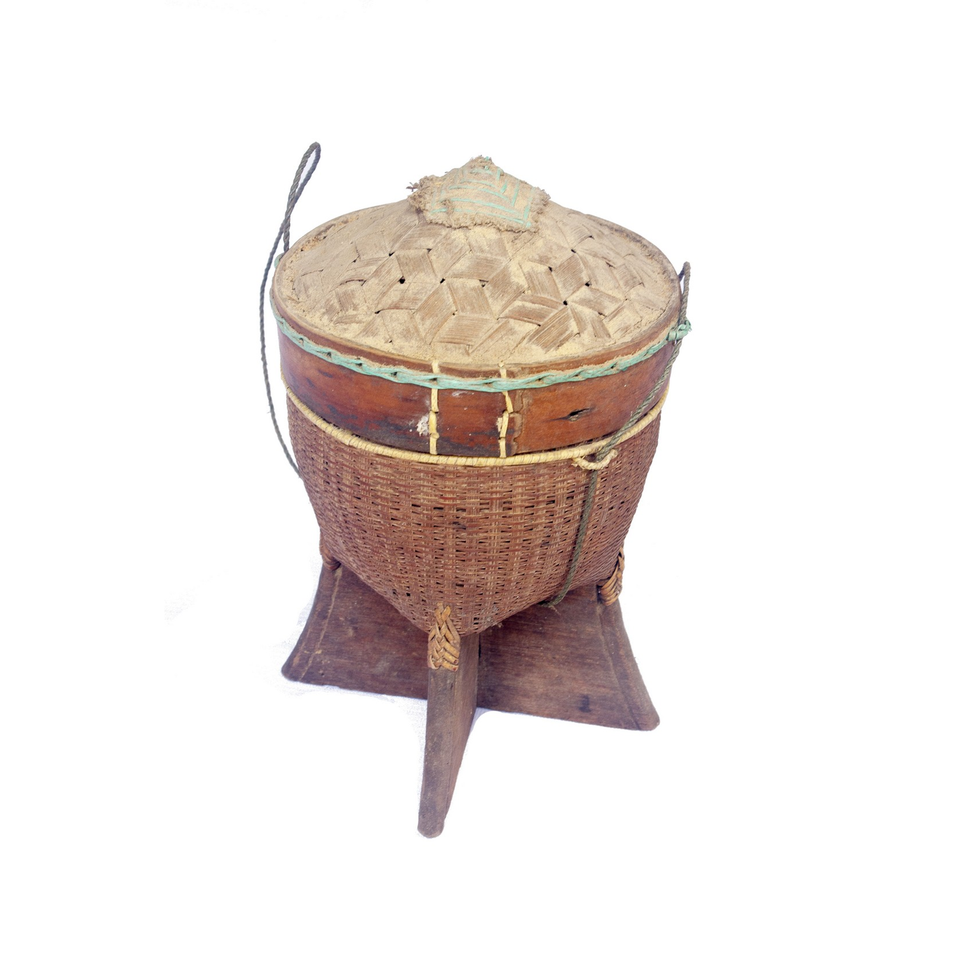 ก่องเข้า (kong khao) — uma urna de bambu entrançado sobre pés de madeira cruzados, com tampa em forma de campânula, levada para o campo