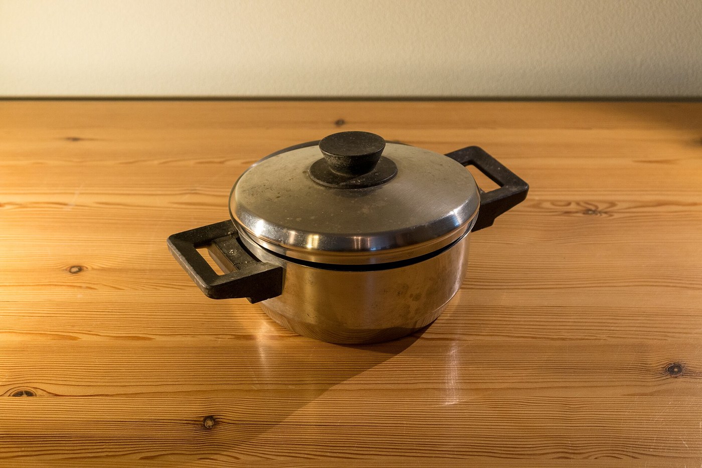 Stainless Stock Pot: Deep Drawn with a Bonded Base