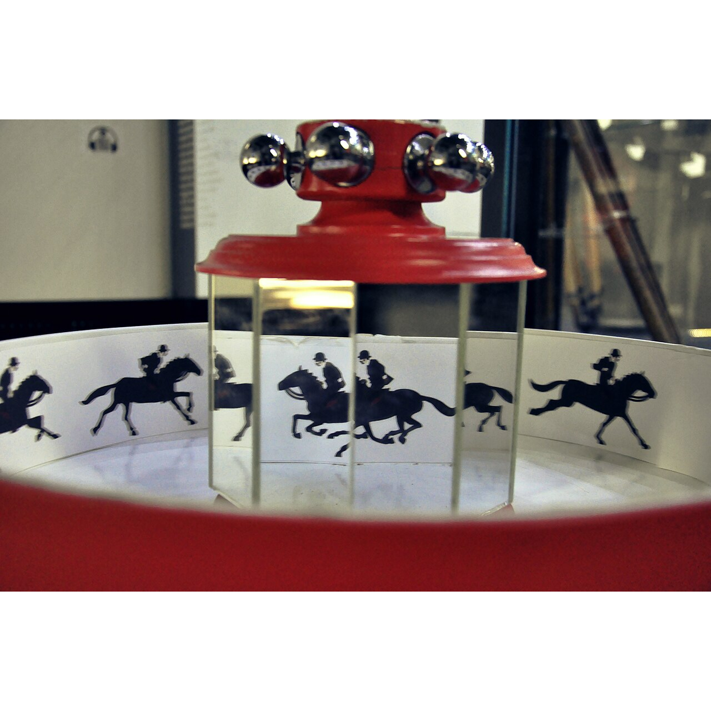 The Praxinoscope: Moving Pictures in a Ring of Mirrors