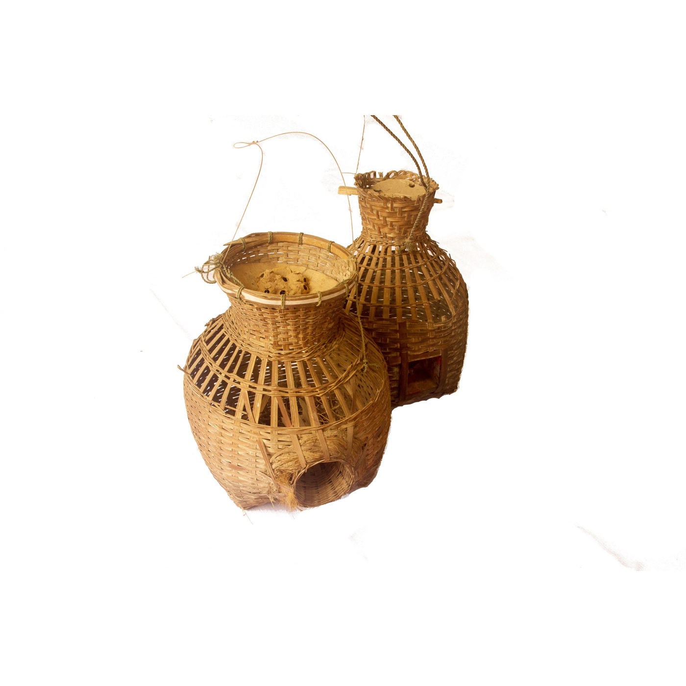 Tum Kop (armadilha de pote para rãs de Isan) — um pote de bambu trançado, fundo de 12 × 12 cm, funil lateral atado com fibra de coco, tampa de casca de coco, ou uma porta com aba de folha de flandres; apanha rãs vivas à noite