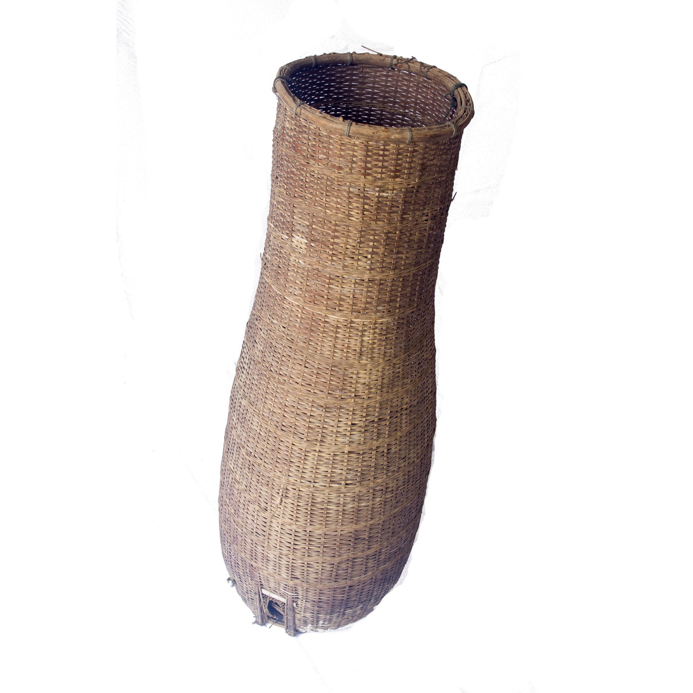 Tum Pla Duk (nassa thailandese per pesci gatto) — un tubo di bambù intrecciato di 1 m con una porta bassa, imbuti a valvola, un imbuto a cappuccio a ferro di cavallo, un coperchio di piatto di latta ed esca di termiti tostate