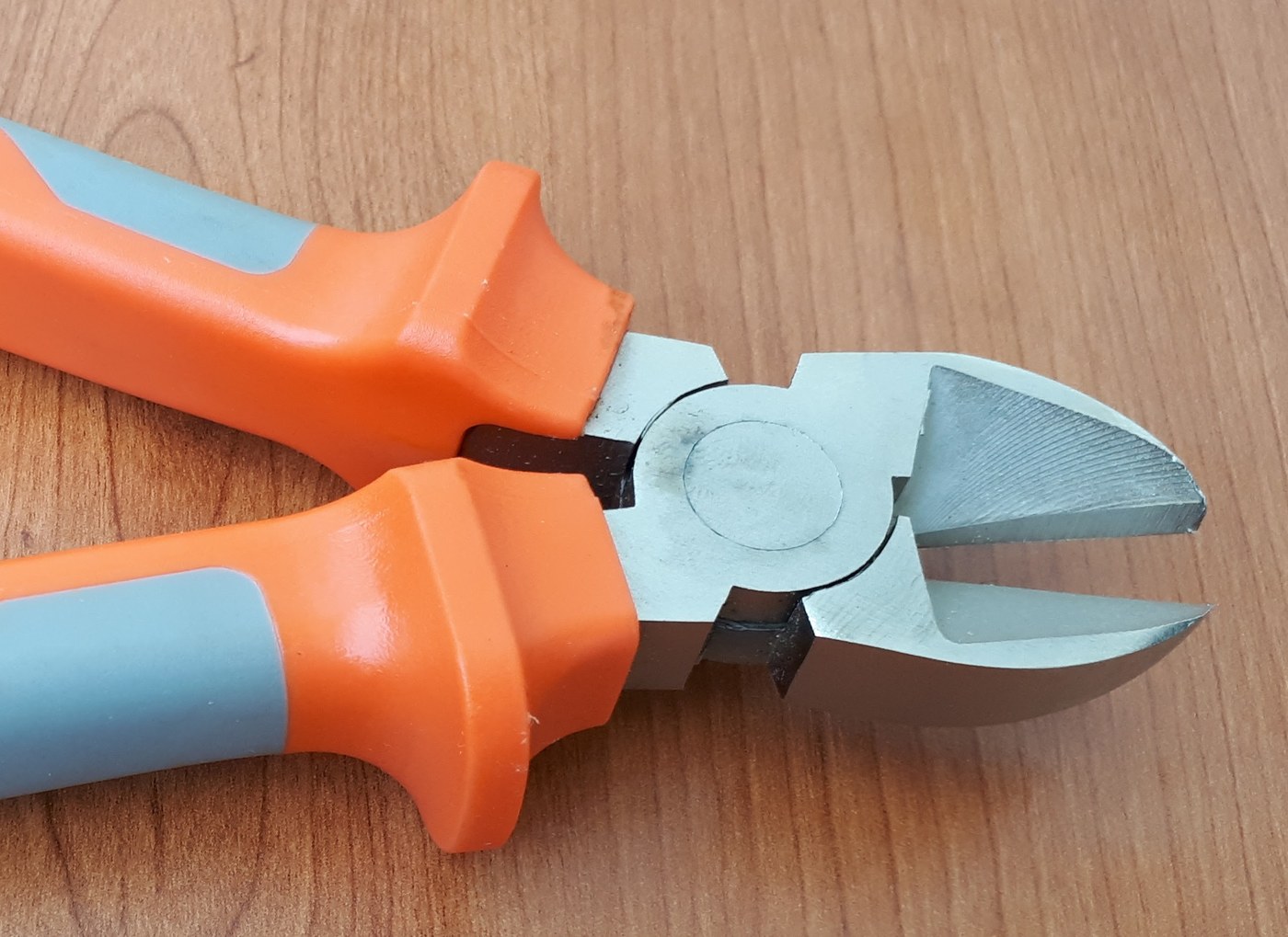Wire Cutters: Diagonal Pliers Forged with Hardened V-Edged Jaws